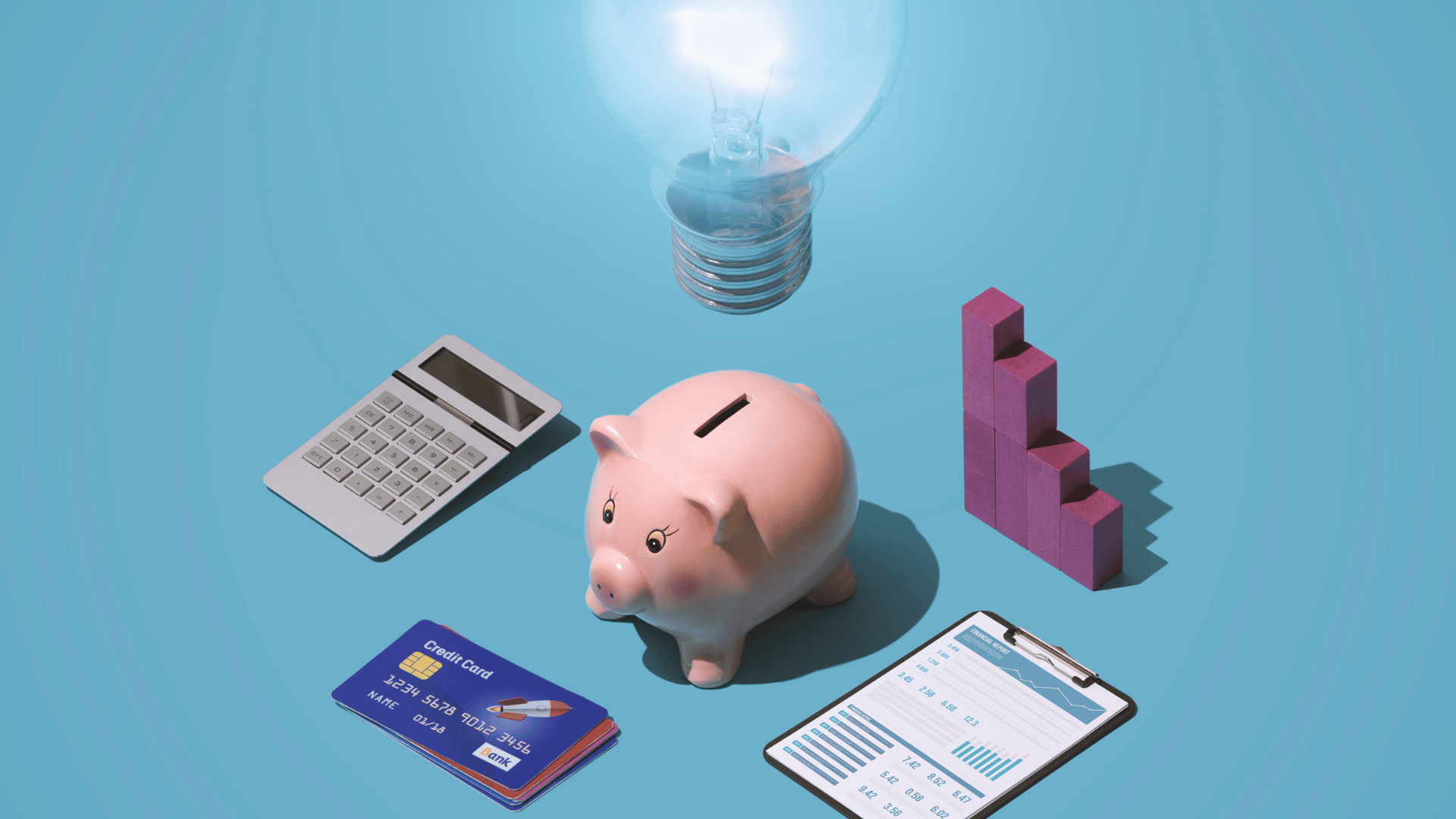 Cofrinho rosa com calculadora, cartão de crédito, relatório financeiro e gráfico de crescimento, simbolizando planejamento e educação financeira.