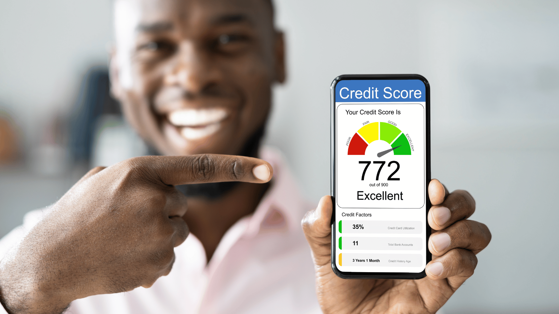 Pessoa sorridente aponta para um celular que mostra uma pontuação de crédito excelente, com score de 772 em uma escala de 900. A imagem representa o sucesso na conquista de um bom score de crédito, resultado de uma boa gestão financeira e uso consciente do crédito.